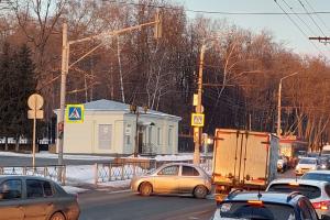 ДТП с участием грузовой «ГАЗели» заблокировало движение по ул. Первомайской в Туле.