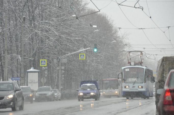  Тульская Госавтоинспекция предупреждает водителей и пешеходов о снегопаде и гололедице