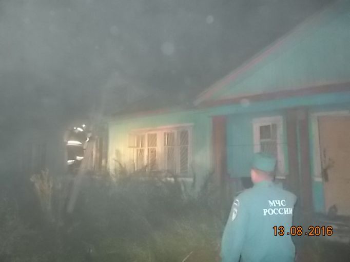 В Киреевске ночью четырех человек эвакуировали из горящего дома