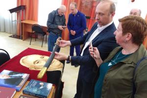 Саблю и медаль тульского оружейника Аркадия Шипунова передали орловским музейщикам.