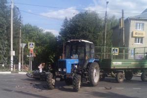 В Плавском районе трактор протаранил мотоцикл.