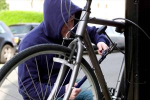 За сутки полицейские региона раскрыли две велосипедных кражи .