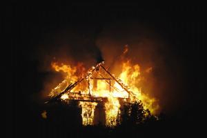 Ночью в Белеве 17 минут тушили горящий дом, погибли двое.