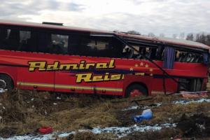 В Тульской области пассажирский автобус съехал в кювет и опрокинулся.