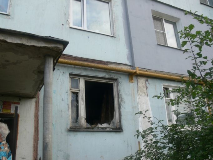 В Туле спасатели вывели человека из горящей квартиры