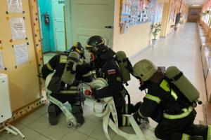 Пожарные Новомосковска провели учения в местном центре образования.
