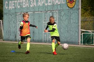 Академия ПФК «Арсенал» приглашает детей для занятий футболом.