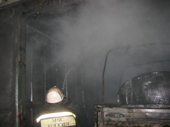 В Каменском районе загорелся гараж с "ГАЗелью"