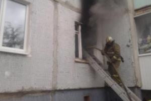 Спасатели вывели пять человек из горящего здания.
