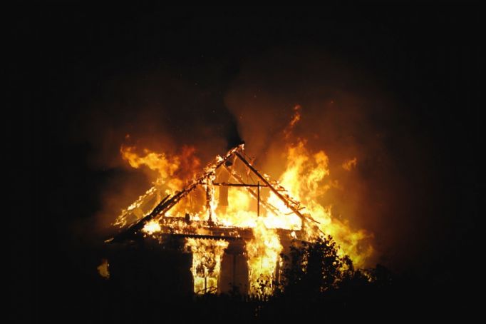 Ночью в Белеве 17 минут тушили горящий дом, погибли двое