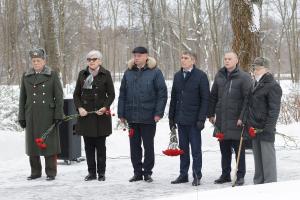 В Туле прошла церемония возложения цветов к памятнику, посвященному подвигу Тульского Рабочего полка.