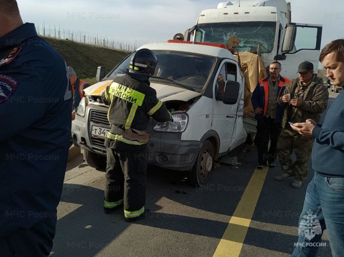На 282 километре трассы М-4 «Дон» грузовое авто врезалось в «ГАЗель»
