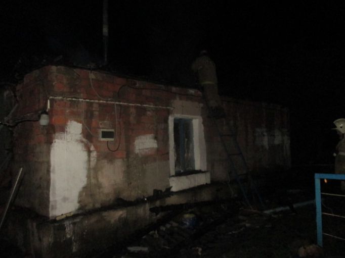 В Узловском районе ночью горел кирпичный дом