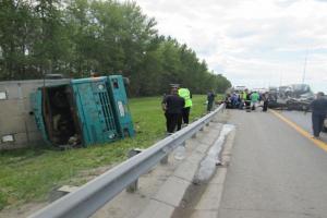 В Тульской области столкнулись КамАЗ и микроавтобус; шестеро пострадали.