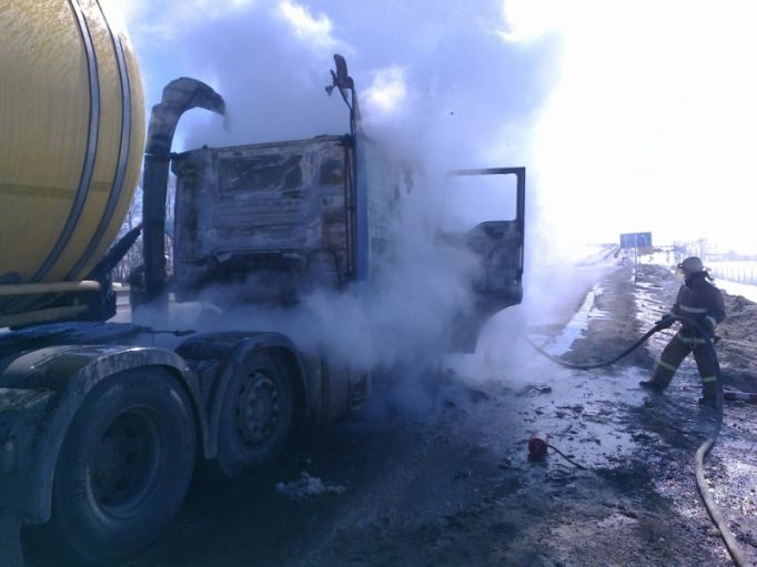 В Тульской области загорелся грузовик