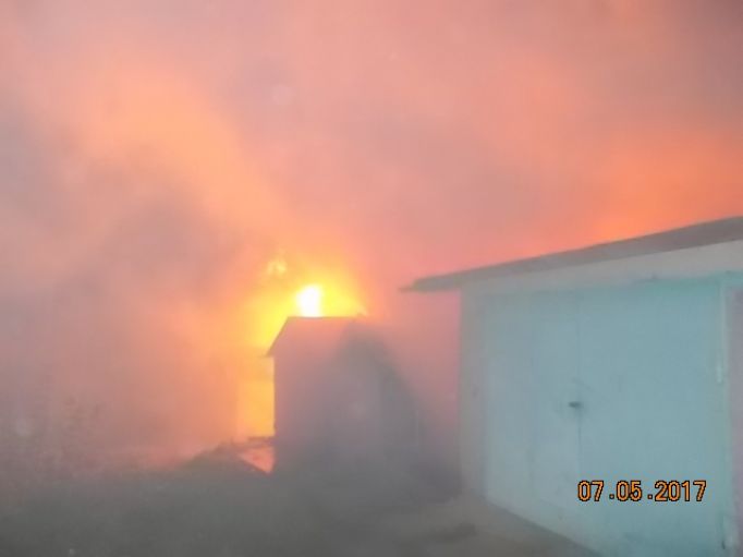 В Болохово 5 пожарных машин тушили сараи