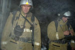 Щекинские огнеборцы спасли из горящего дома человека.