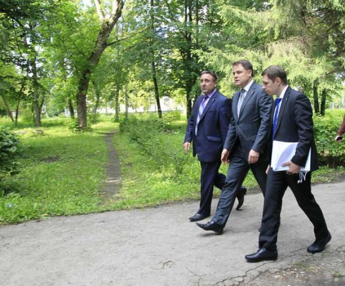 В поселке Теплое Груздев осмотрел МФЦ и парк