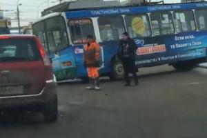 В Туле в Зареченском районе из-за ДТП с троллейбусом затруднено движение .