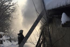 13 пожарных спасали из горящего дома жителей Донского.