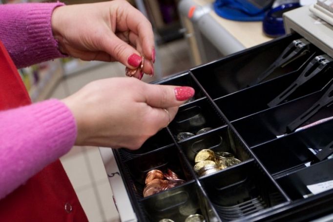 Работница воловского супермаркета украла забытый кошелек покупательницы 