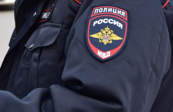 В Новомосковске водитель такси украл кошелек 