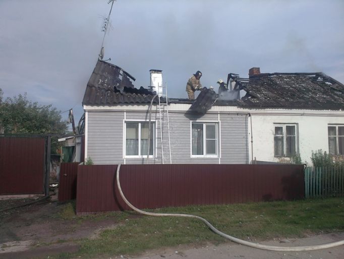 В Одоевском районе пожар оставил дом без крыши 