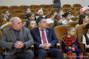 Депутаты Тульской областной Думы поздравили детей в больнице с Новым годом.