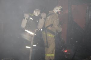 Утром в Алексине десять пожарных тушили горящий ангар .