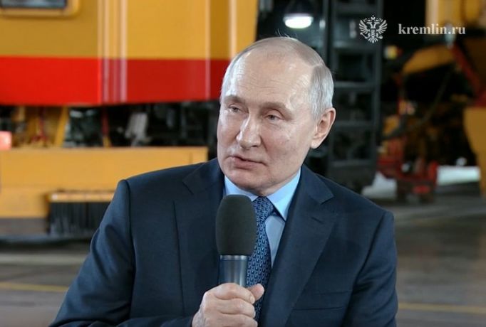 Владимир Путин общается с рабочими «Тулажелдормаша»