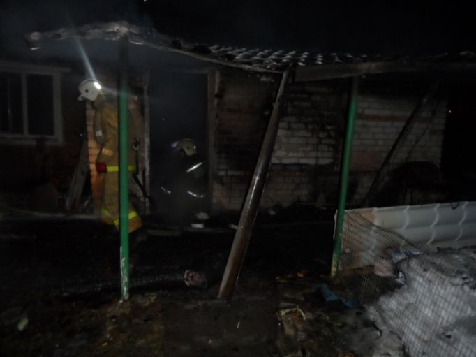 В Суворовском районе во время ночного пожара пострадал человек