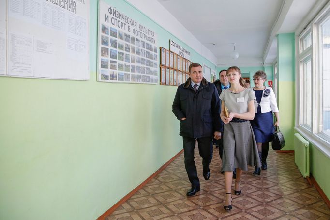 Алексей Дюмин посетил школу №2 в поселке Теплое 