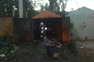 В Новомосковске огонь уничтожил содержимое гаража.