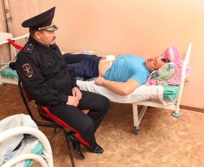 Начальник тульского УМВД посетил в больнице раненого полицейского