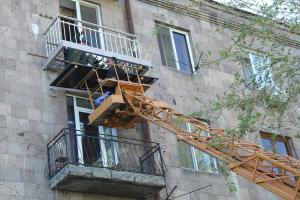 Тульский пенсионер полгода просил коммунальщиков обезопасить аварийный балкон.