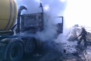 В Тульской области загорелся грузовик.