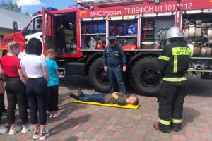 Чернским школьникам показали пожарную автотехнику и оборудование огнеборцев.
