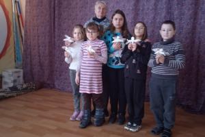 Юные жители Плавского района изготовили ангелочков для защитников Отечества.