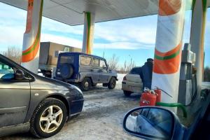 Автоледи из Ефремова чуть не увезла бензоколонку с заправки.