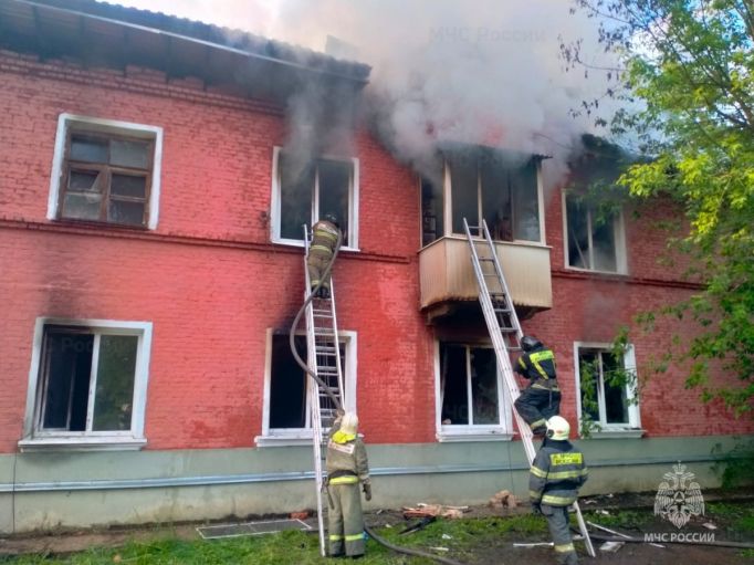 В Донском выгорел весь этаж жилого дома