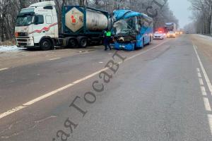 В Узловой уснувший за рулем водитель автобуса врезался в грузовик .
