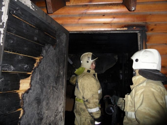10 пожарных тушили горящую постройку в Туле 
