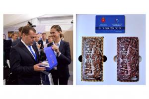 Дмитрию Медведеву подарили чехол для iPhone в виде тульского пряника.