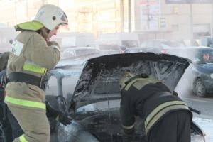    Горевший на Зеленстрое "Опель" тушили восемь пожарных (ФОТО).
