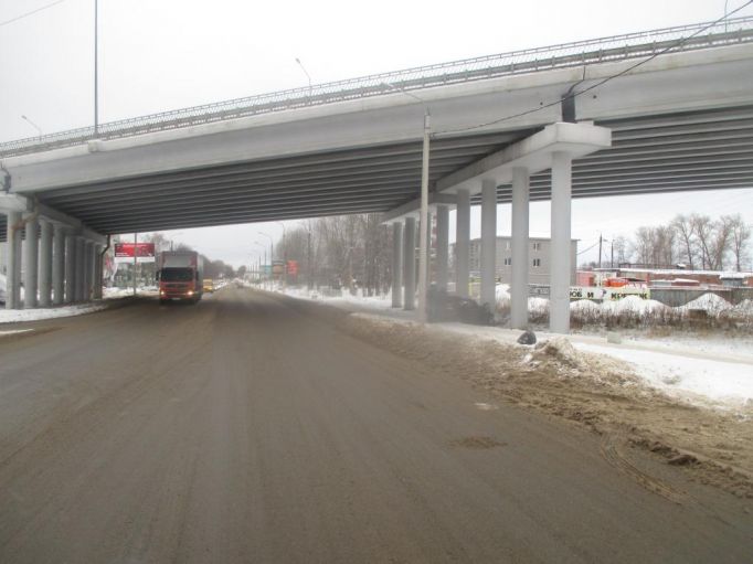 В Новомосковске погиб мужчина, врезавшись в опору моста на автомобиле 