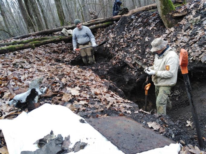 Туляки изучают останки летчика и обломки самолета, найденные в Орловской области 