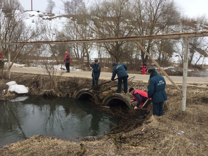 В Тульской области спасатели расчищали русло Веневки 