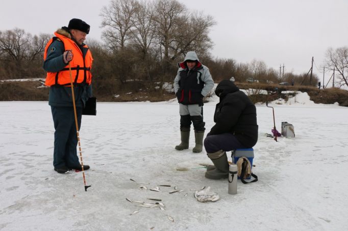 ГИМС предупреждает рыбаков об опасности выхода на лед