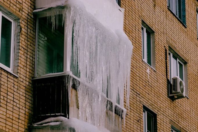 Туляк закрыл девушку на балконе в мороз и уснул: соседи час спасали бедолагу