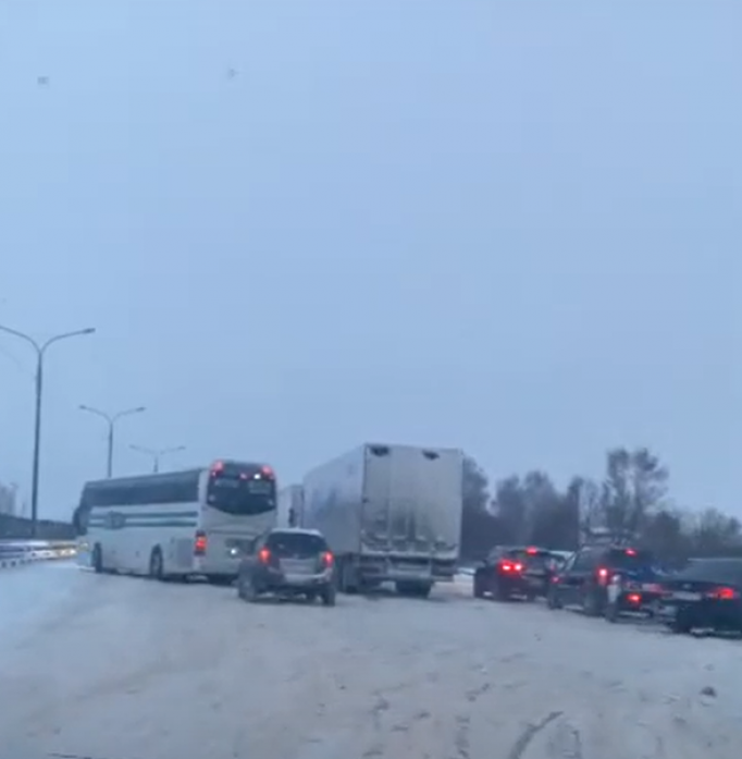 Движение в сторону Москвы по трассе М-4 в Тульской области затруднено из-за ДТП